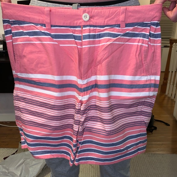 Men’s Vineyard Vines shorts! Size 32 - Picture 2 of 3